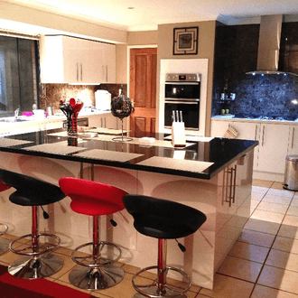 Kitchen island with granite-look splashback and bar stool seating